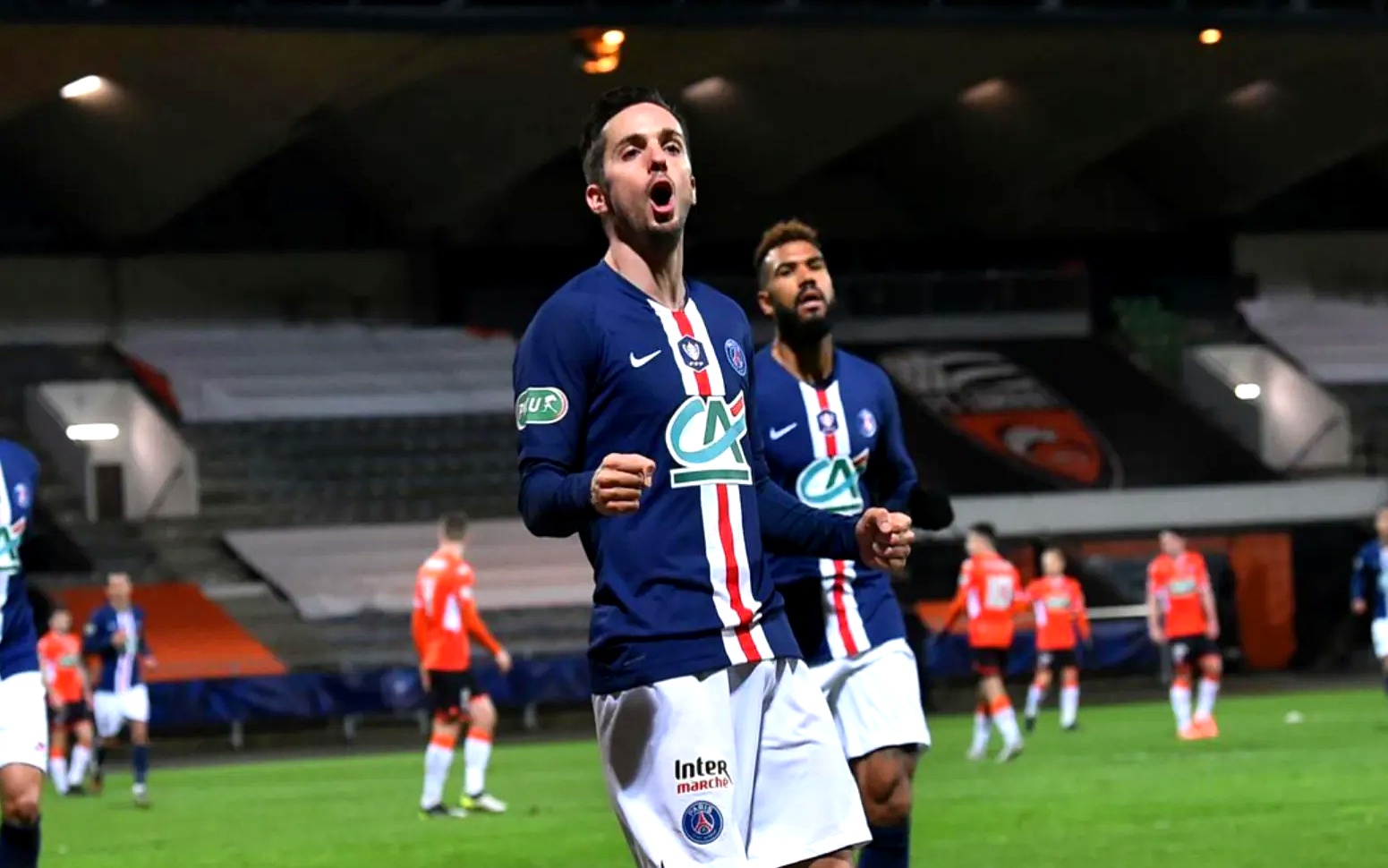 法兰克福前锋秀出绝杀,球队喜迎胜利 法兰克福前锋秀出绝杀,球队喜迎胜利